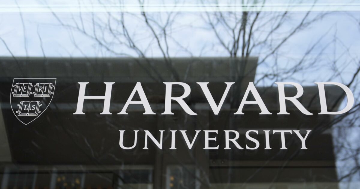 Harvard contrattacca, causa contro Trump per il veto agli studenti stranieri Harvard contrattacca, causa contro Trump per il veto agli studenti stranieri
