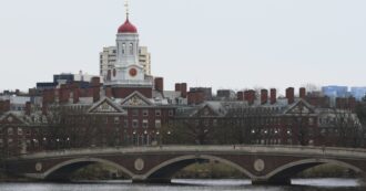 Harvard fa causa contro Trump per il veto agli studenti stranieri. Sospeso il provvedimento