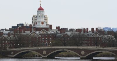 Copertina di Harvard fa causa contro Trump per il veto agli studenti stranieri. Sospeso il provvedimento