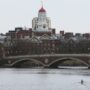 Copertina di Harvard fa causa contro Trump per il veto agli studenti stranieri. Sospeso il provvedimento