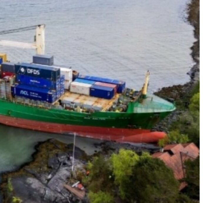 “Mi sono ritrovato una nave cargo di 135 metri in giardino, per un soffio non è entrata in camera mia”: il risveglio choc di Johan Helberg – VIDEO