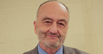 Copertina di Veto di Trump agli studenti stranieri, il docente italiano: “Harvard non potrebbe essere Harvard senza di loro”