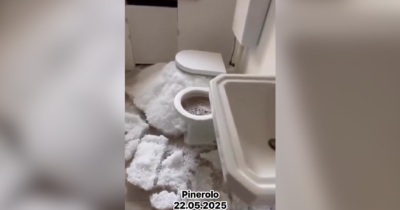 Copertina di Nelle case di Pinerolo la grandine risale dai wc: i danni alla rete idraulica dopo le forti precipitazioni – Video