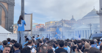 Copertina di Napoli, strade del centro invase dai tifosi: una marea azzurra con fumogeni e trombette in attesa della partita