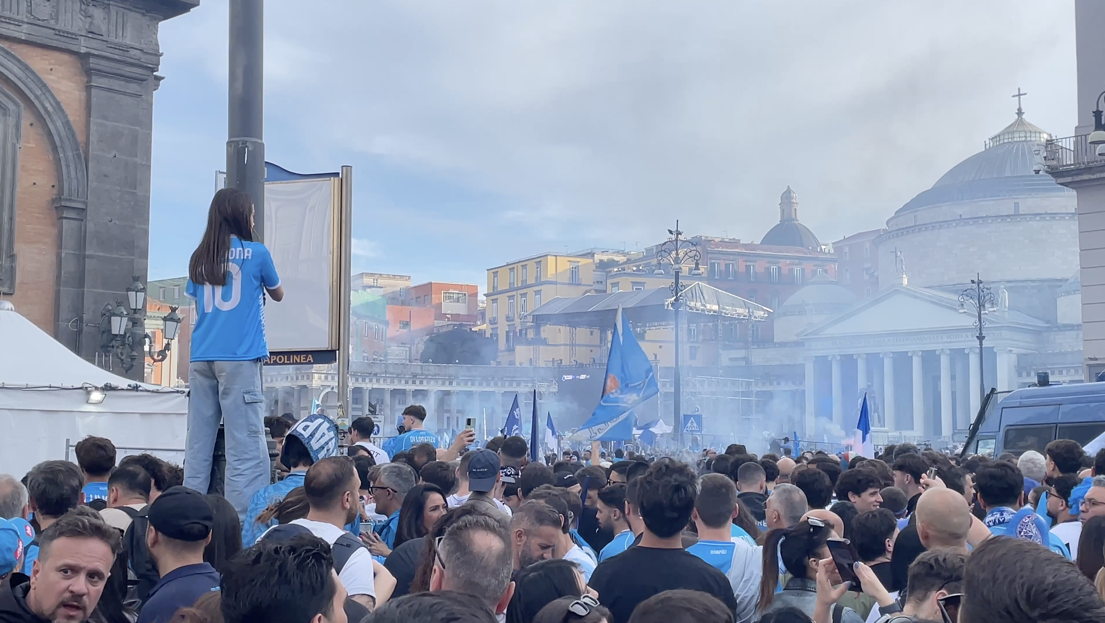 napoli strade del centro invase dai tifosi una marea azzurra con fumogeni e trombette in attesa della partita