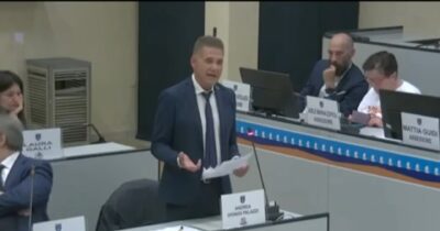 Copertina di Riccione revoca la cittadinanza onoraria a Mussolini. Il consigliere di Forza Italia: “Avete paura della storia”