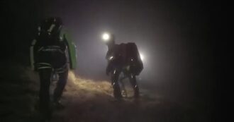 Copertina di Pilota di parapendio precipita sui monti Sibillini: salvato all’alba dopo 8 ore di operazioni di soccorso – Video