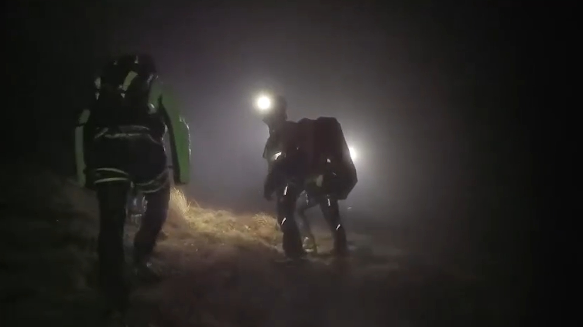 Pilota di parapendio precipita sui monti Sibillini: salvato all’alba dopo 8 ore di operazioni di soccorso – Video Pilota di parapendio precipita sui monti Sibillini: salvato all’alba dopo 8 ore di operazioni di soccorso – Video