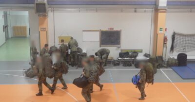 Copertina di In Brianza la palestra scolastica diventa la base per una competizione militare. La protesta dei cittadini: “Così si normalizza la guerra” - Videoreportage