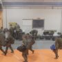 Copertina di In Brianza la palestra scolastica diventa la base per una competizione militare. La protesta dei cittadini: “Così si normalizza la guerra” - Videoreportage