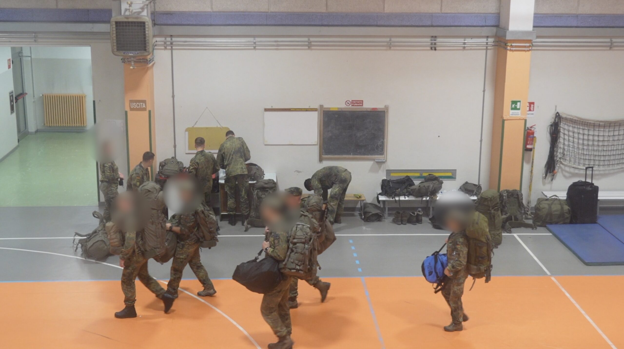 In Brianza la palestra scolastica diventa la base per una competizione militare. La protesta dei cittadini: “Così si normalizza la guerra” In Brianza la palestra scolastica diventa la base per una competizione militare. La protesta dei cittadini: “Così si normalizza la guerra”