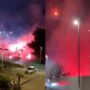 Copertina di Fuochi d’artificio, cori e corteo in scooter: l’agguato di mille tifosi del Napoli sotto l’hotel del Cagliari