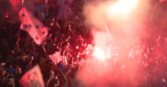Copertina di Napoli, l’esultanza dei tifosi e i fuochi d’artificio al secondo gol contro il Cagliari