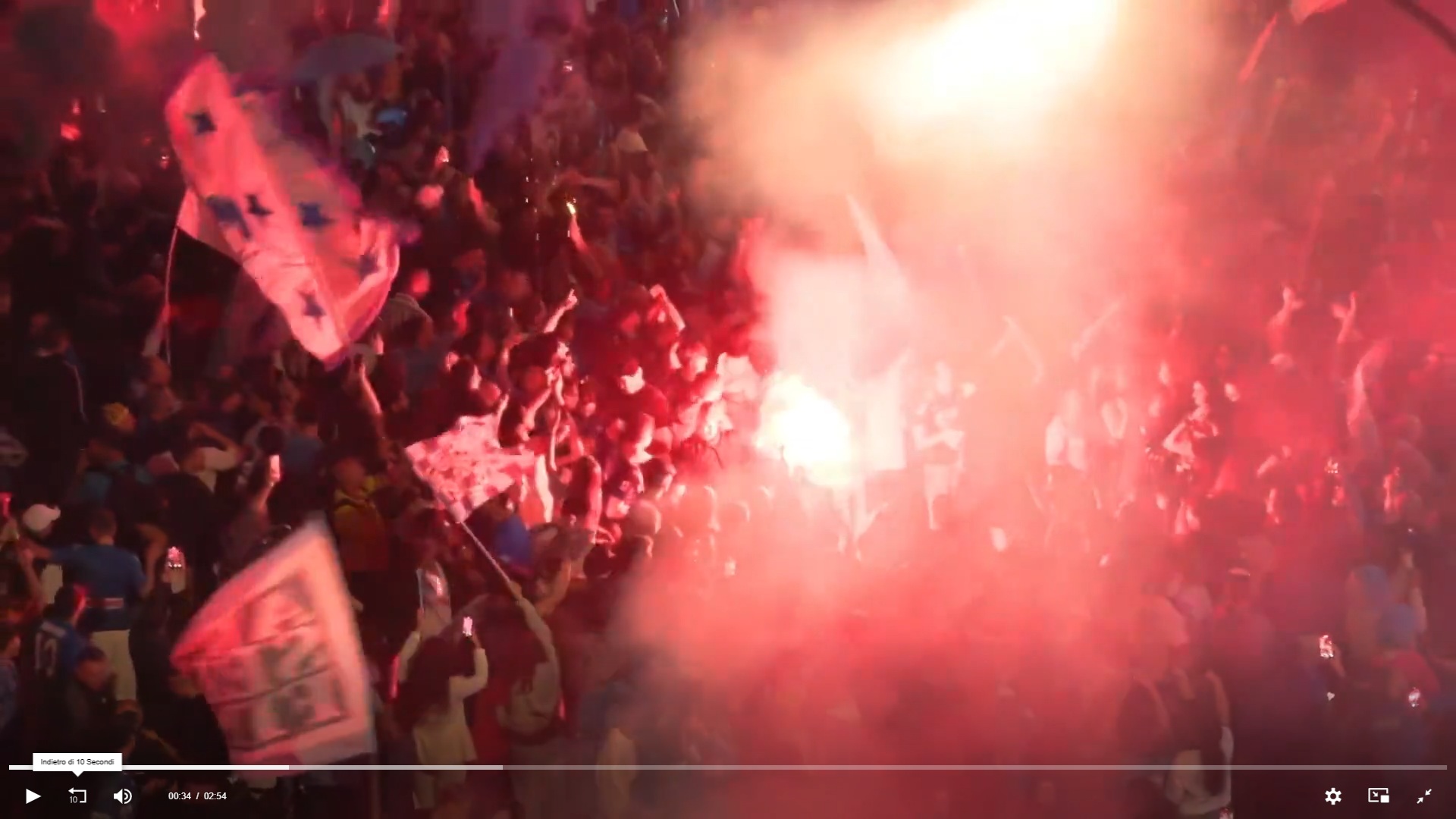 Napoli, l’esultanza dei tifosi e i fuochi d’artificio al secondo gol contro il Cagliari Napoli, l’esultanza dei tifosi e i fuochi d’artificio al secondo gol contro il Cagliari