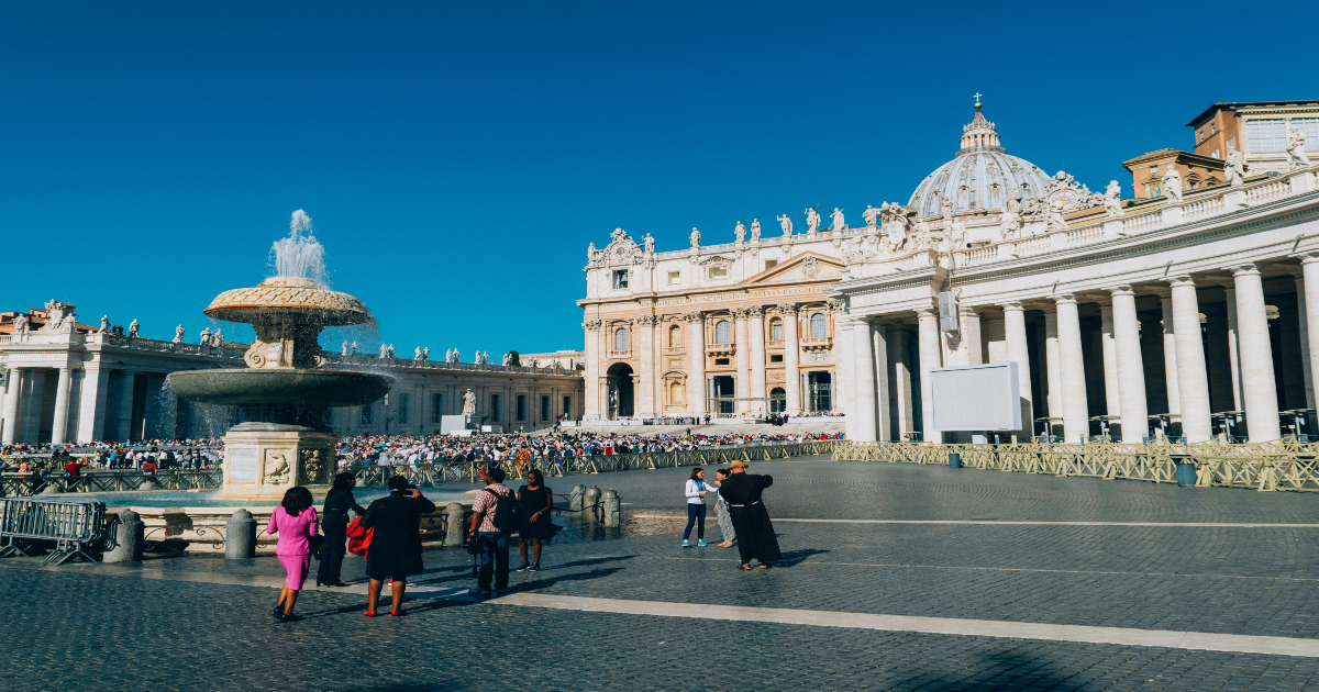 Papa Leone XIV dona 5mila croissant ai senza fissa dimora di Roma Papa Leone XIV dona 5mila croissant ai senza fissa dimora di Roma