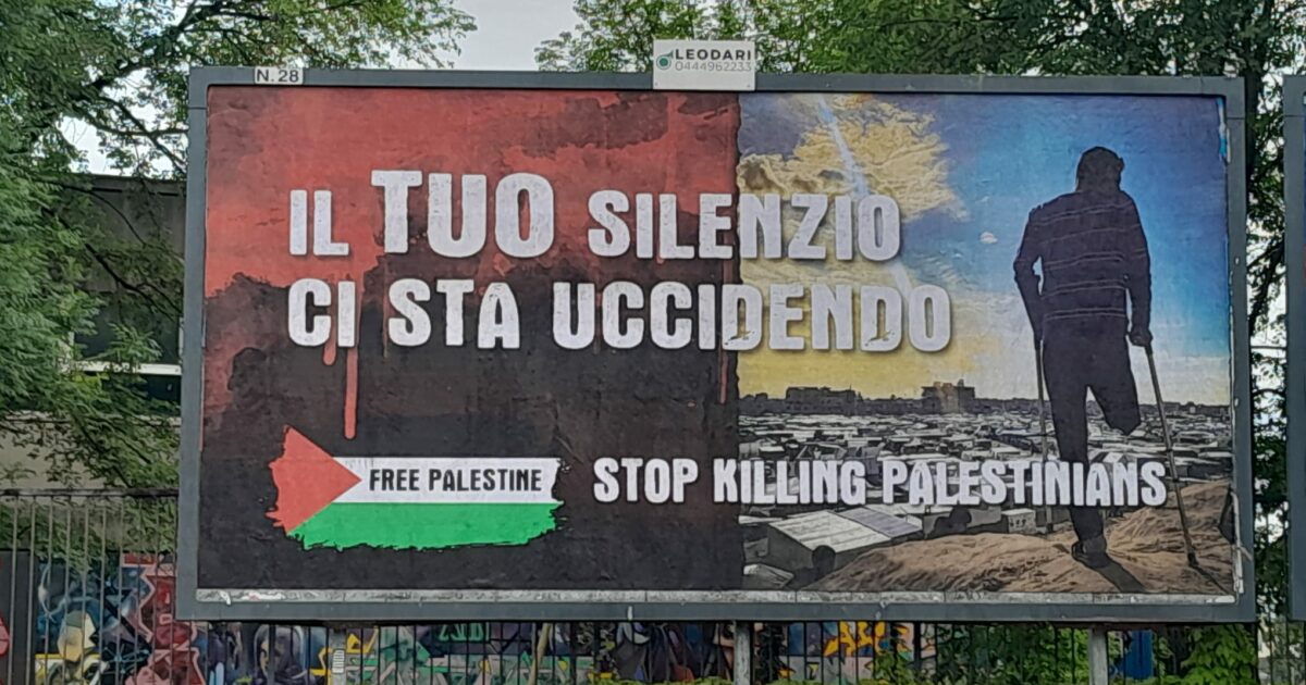 un manifesto sul percorso del giro d italia così un cittadino ha scelto di non tacere sul genocidio a gaza da Ilfattoquotidiano.it un manifesto sul percorso del giro d italia così un cittadino ha scelto di non tacere sul genocidio a gaza