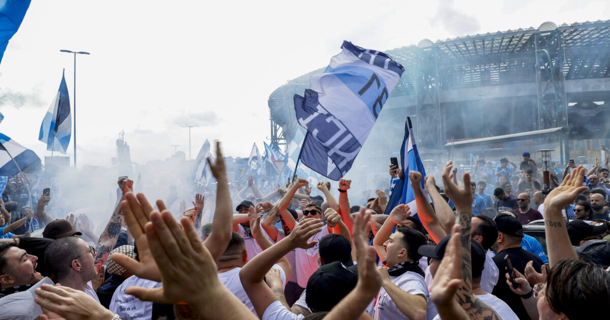 napoli il giorno dopo lo scudetto quasi 100 feriti lunedì scuole chiuse martedì la squadra incontrerà il papa