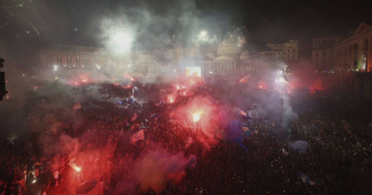 Napoli, durante la festa scudetto 39 feriti, 10 rapine e un tiktoker arrestato perché armato di pistola Napoli, durante la festa scudetto 39 feriti, 10 rapine e un tiktoker arrestato perché armato di pistola
