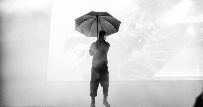 Copertina di Bladee appare al Mi Ami, il pubblico lo accoglie come un’apparizione con un misto di venerazione e curiosità: una performance concettuale e estrema