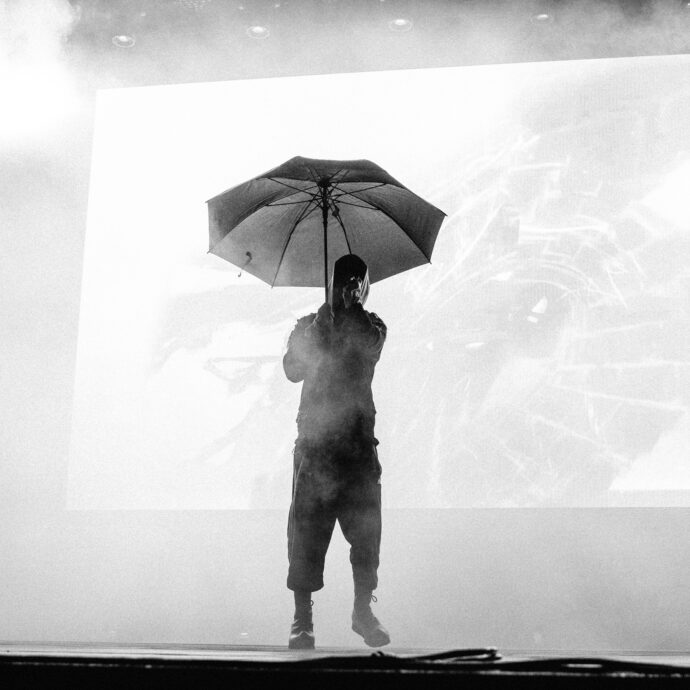 Bladee appare al Mi Ami, il pubblico lo accoglie come un’apparizione con un misto di venerazione e curiosità: una performance concettuale e estrema