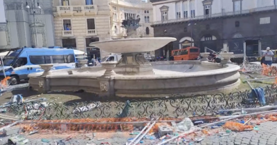 Copertina di Napoli, la fontana del Carciofo presa d’assalto dai tifosi: i danni dopo i festeggiamenti per lo scudetto