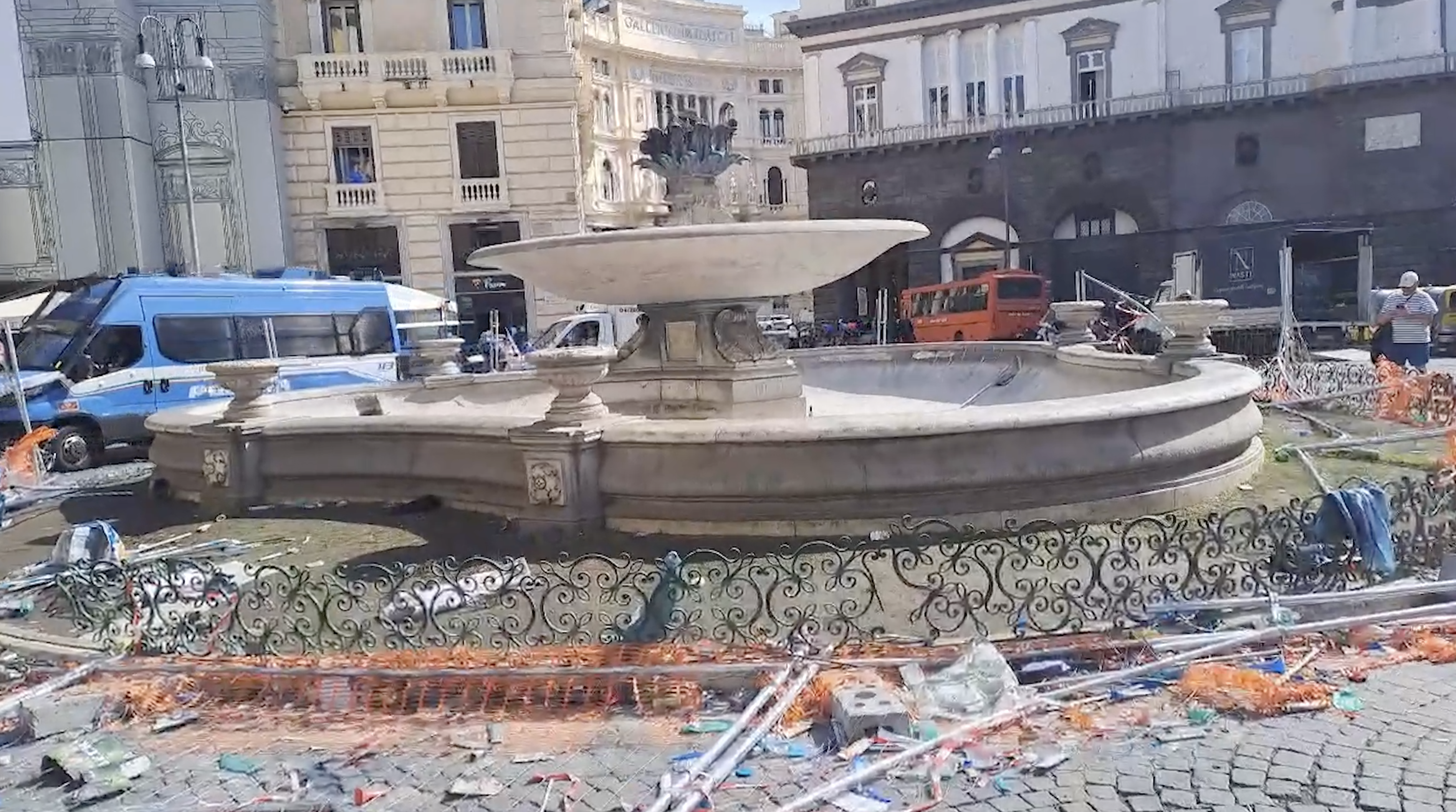 Napoli, la fontana del Carciofo presa d’assalto dai tifosi: i danni dopo i festeggiamenti per lo scudetto Napoli, la fontana del Carciofo presa d’assalto dai tifosi: i danni dopo i festeggiamenti per lo scudetto