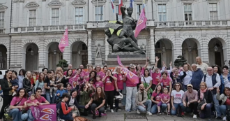 Copertina di Riconosciuti i figli delle madri arcobaleno, la festa al Comune di Torino: “La parola fine a sette anni di battaglia”