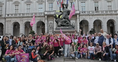 Copertina di Riconosciuti i figli delle madri arcobaleno, la festa al Comune di Torino: “La parola fine a sette anni di battaglia”