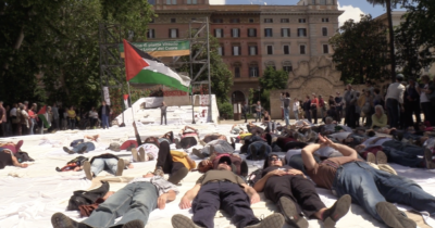Copertina di Centinaia di sudari in piazza per ricordare le vittime di Gaza: “Nella Striscia un genocidio, non in nostro nome”