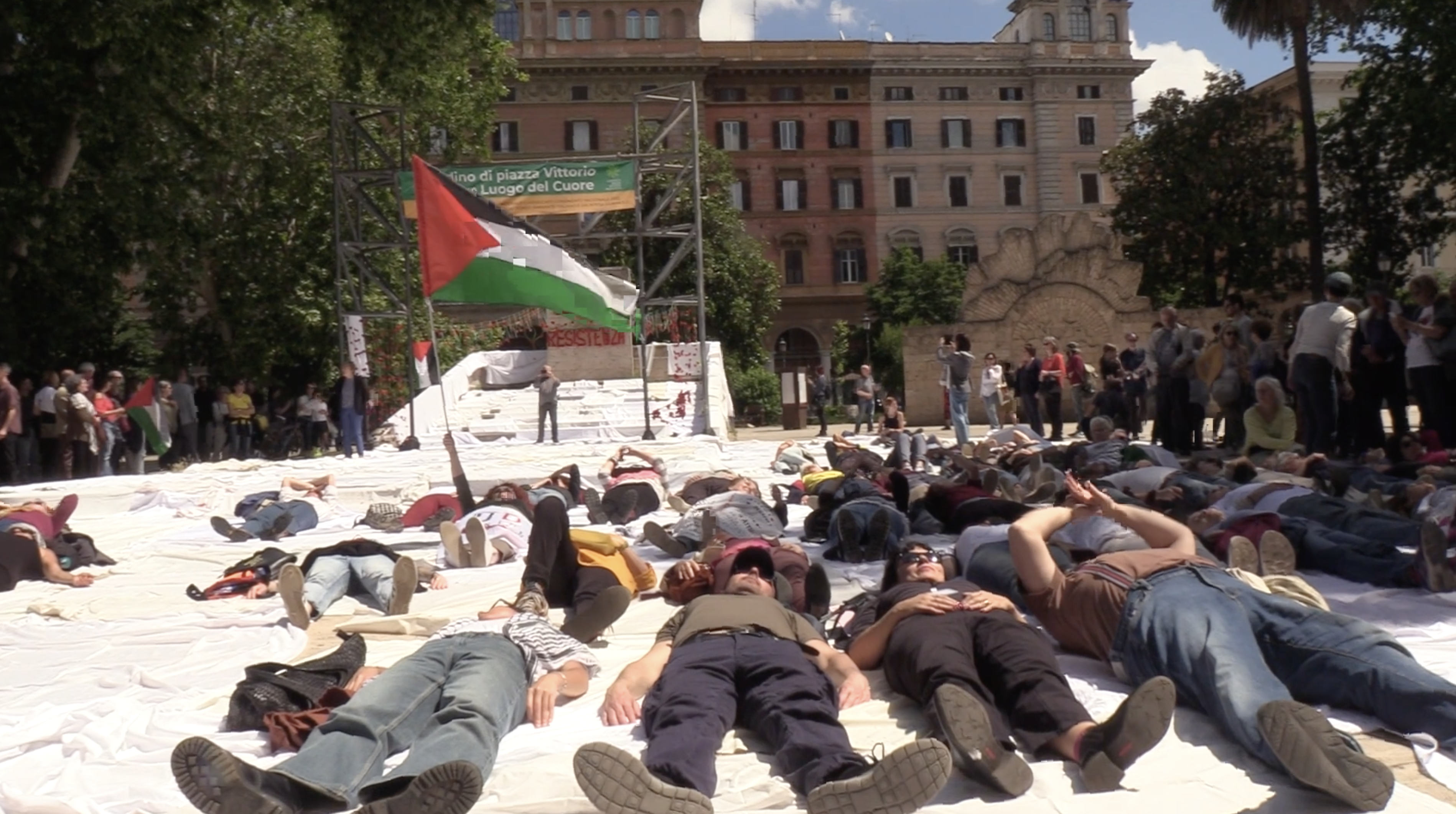 centinaia di sudari in piazza per ricordare le vittime di gaza nella striscia un genocidio non in nostro nome da Ilfattoquotidiano.it centinaia di sudari in piazza per ricordare le vittime di gaza nella striscia un genocidio non in nostro nome