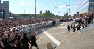 Copertina di Milan, migliaia di tifosi protestano davanti alla sede della società per chiedere le dimissioni dei vertici