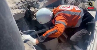 Raid israeliano sulla casa di una dottoressa a Khan Younis: il lavoro dei soccorsi tra le macerie