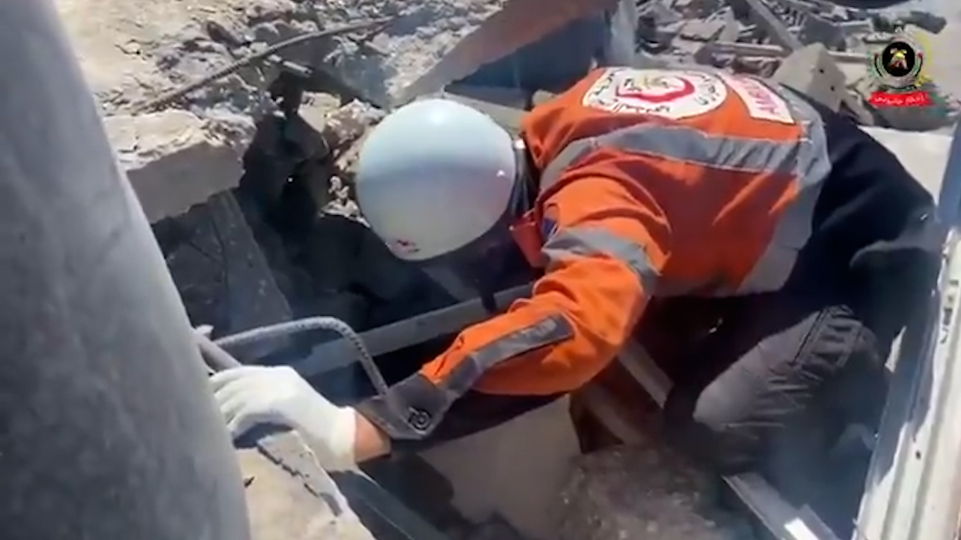 Raid israeliano sulla casa di una dottoressa a Khan Younis: il lavoro dei soccorsi tra le macerie Raid israeliano sulla casa di una dottoressa a Khan Younis: il lavoro dei soccorsi tra le macerie