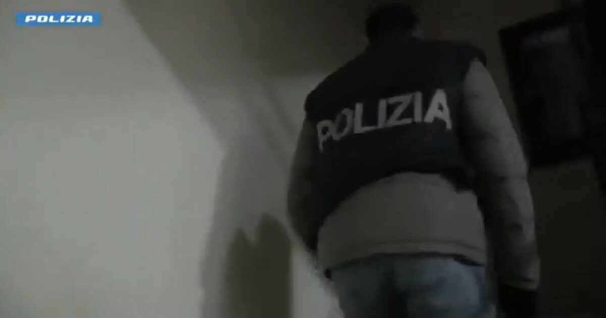Terrorismo, arrestato a Lecco studente egiziano: “Aveva manuali per preparare ordigni esplosivi” Terrorismo, arrestato a Lecco studente egiziano: “Aveva manuali per preparare ordigni esplosivi”