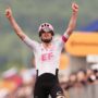 Copertina di Giro d’Italia, ad Asgreen la 14esima tappa. Del Toro tiene la maglia rosa, una maxi caduta cambia la classifica generale