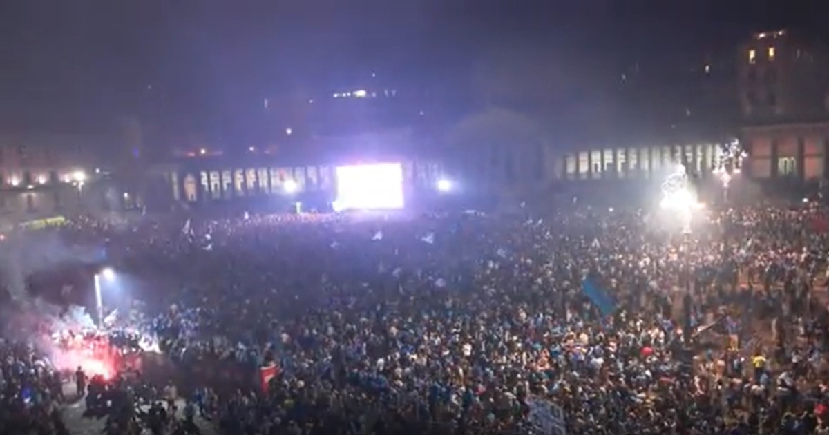 Il Napoli vince lo scudetto, le immagini più belle della festa dei tifosi in città Il Napoli vince lo scudetto, le immagini più belle della festa dei tifosi in città