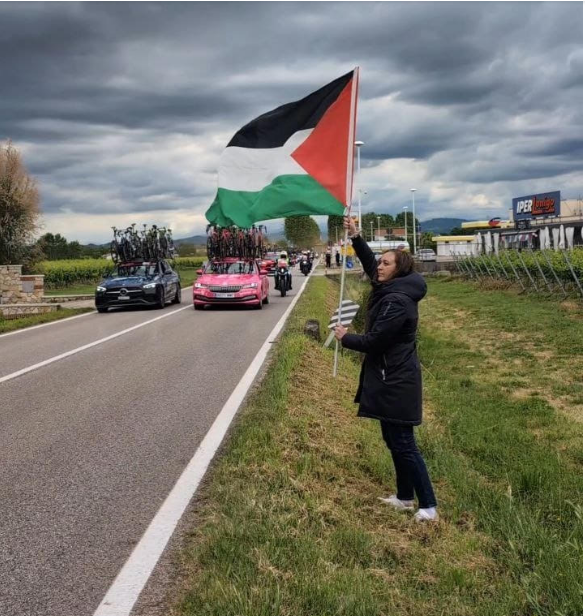 Eurodeputata di Europa Verde identificata dai carabinieri per aver esposto una bandiera palestinese mentre passava il Giro Eurodeputata di Europa Verde identificata dai carabinieri per aver esposto una bandiera palestinese mentre passava il Giro