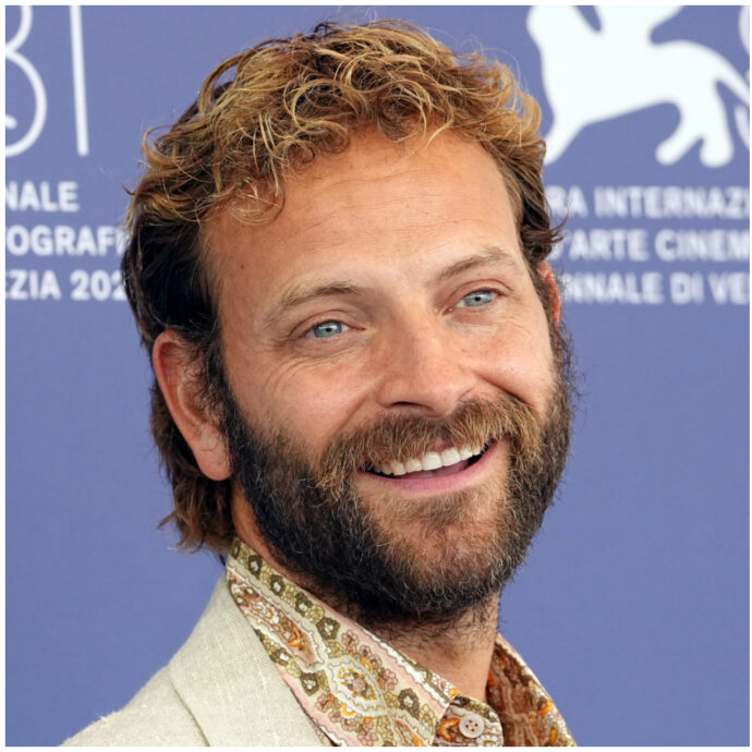“Quello che è successo è sconvolgente. Meno male che c’è Elio Germano a parlare per noi. Salta un film al mese, è complicato”: parla Alessandro Borghi