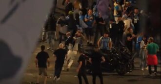 Copertina di Scudetto Napoli, maxi-rissa fuori dallo stadio Maradona durante la partita contro il Cagliari: il fuggi fuggi della gente