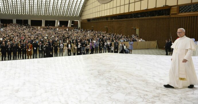 Prevost si sgancia da Bergoglio per tenersi buona la curia: ristabiliti i 500 euro ai dipendenti vaticani (Francesco li aveva destinati ai poveri)