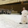 Copertina di Prevost si sgancia da Bergoglio per tenersi buona la curia: ristabiliti i 500 euro ai dipendenti vaticani (Francesco li aveva destinati ai poveri)