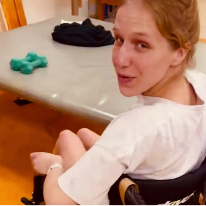 “È come veleno per topi. Ho un sacco di zone morte nel cervello e ho dovuto reimparare a camminare”. Rachel Kelly inala “gas esilarante” per anni e rimane paralizzata