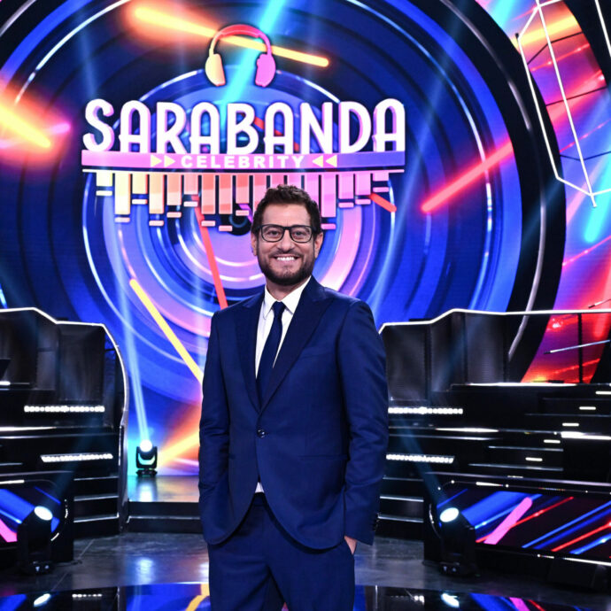 Sarabanda Celebrity, Enrico Papi mette in campo otto vip per scatenarsi al karaoke: ecco cosa accadrà
