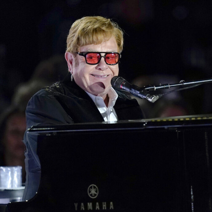 “Stavo per sposarmi con una donna che odiava la mia musica, mi diceva di fare il direttore di banca. Avevo la torta pronta. Mi sono salvato”: lo rivela Elton John