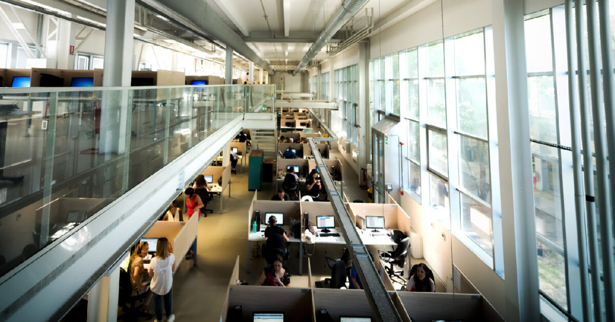 la crisi dei call center 2mila posti a rischio il ruolo dell ia un alibi le aziende ormai non rispondono ai clienti che spendono poco