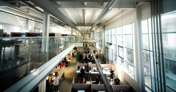 La crisi dei call center: 2mila posti a rischio. “Il ruolo dell’IA? Un alibi. Le aziende ormai non rispondono ai clienti che spendono poco”