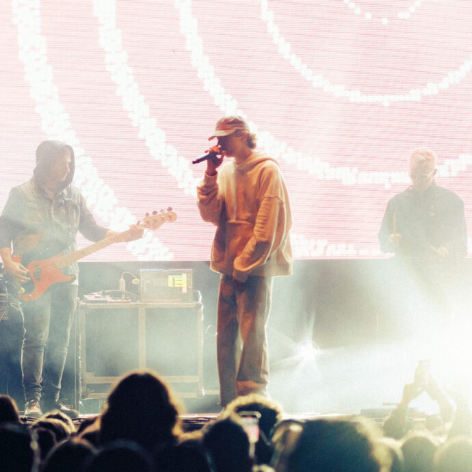 “Non faccio live da tre anni e sono sempre stato bene, ma questa settimana ho avuto un febbrone. Non molliamo mai”: Sangiovanni a sorpresa al MI AMI 2025