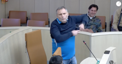 Copertina di “Siamo in Aula perché il sindaco è juventino e leghista”: il consigliere mostra la maglia del Napoli e se ne va