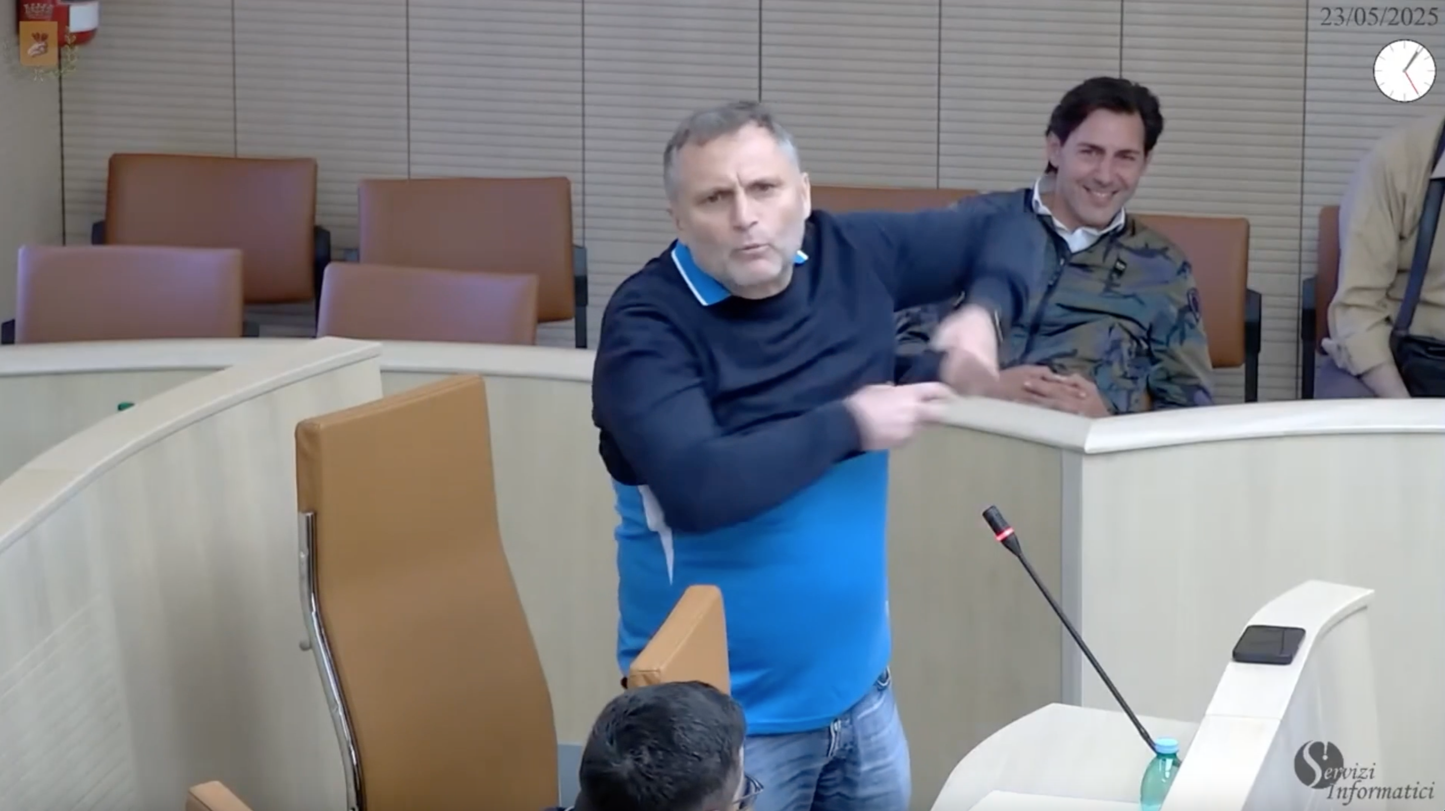 “Siamo in Aula perché il sindaco è juventino e leghista”: il consigliere mostra la maglia del Napoli e se ne va “Siamo in Aula perché il sindaco è juventino e leghista”: il consigliere mostra la maglia del Napoli e se ne va