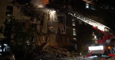 Copertina di Nuova ondata di bombardamenti in Ucraina: le immagini dei soccorritori al lavoro a Mykolaiv